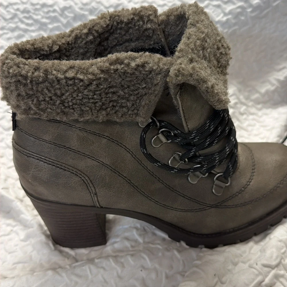 Mudd Ridge grey faux fur trim chunky heel ankle boots.